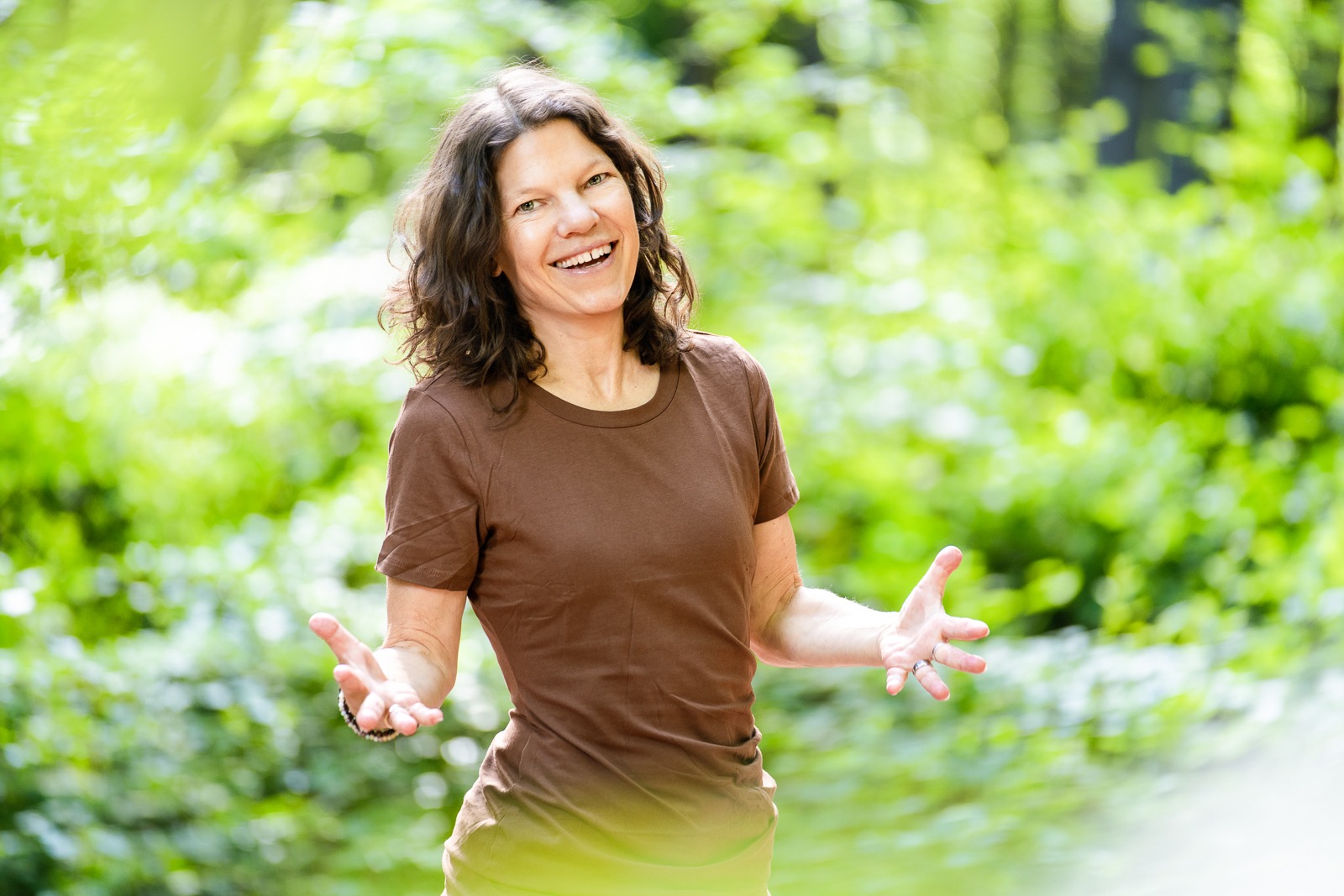 Andrea Bäzner in der Natur. Authentische Bilder für Coaches und Berater:innen